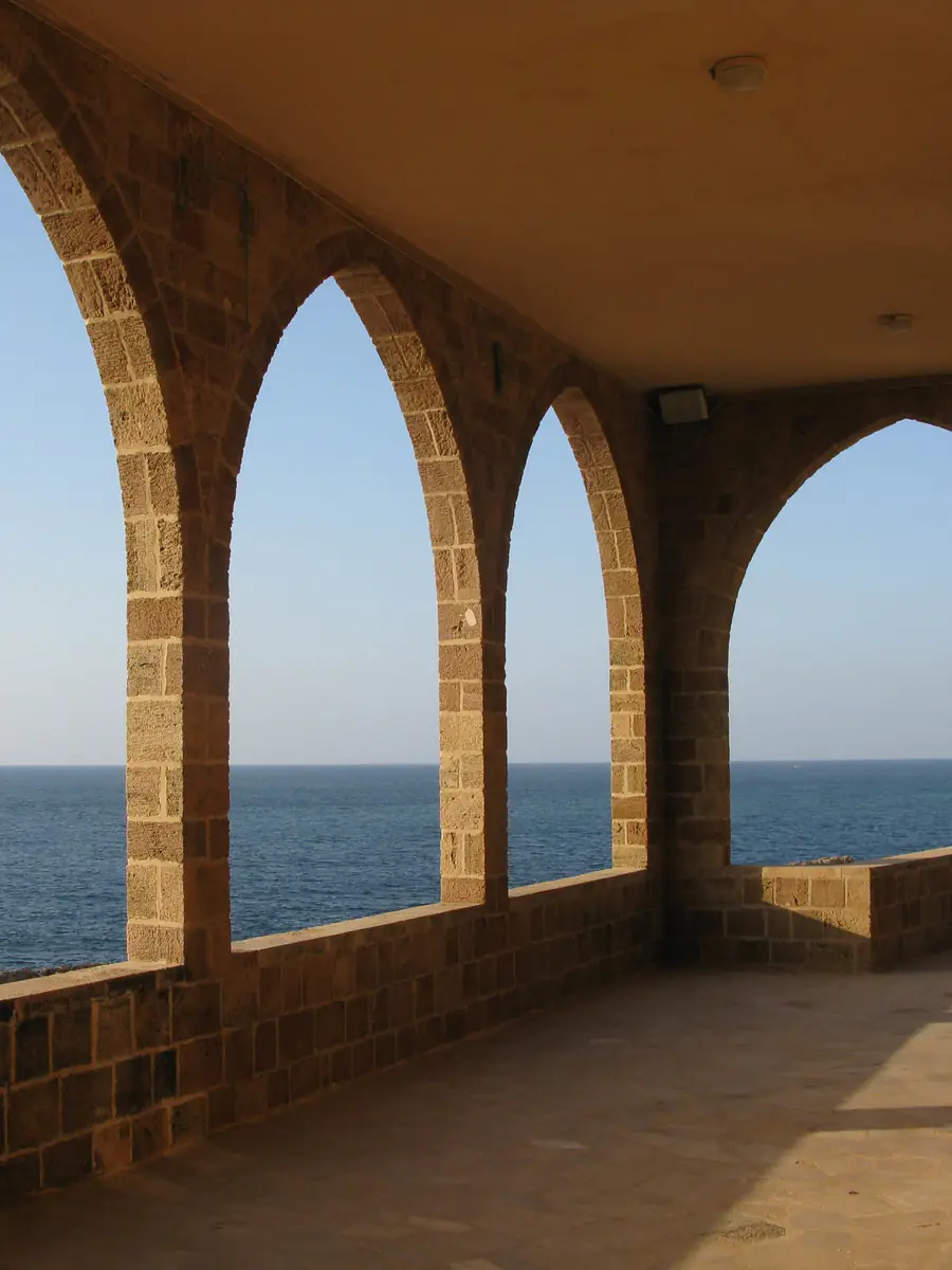 Loggia ad archi in pietra affacciata sul mare