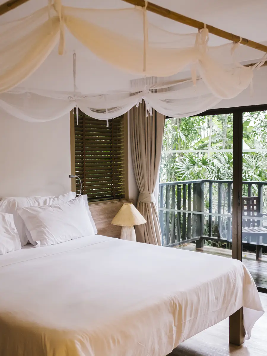 Camera con letto a baldacchino e terrazzino sul giardino