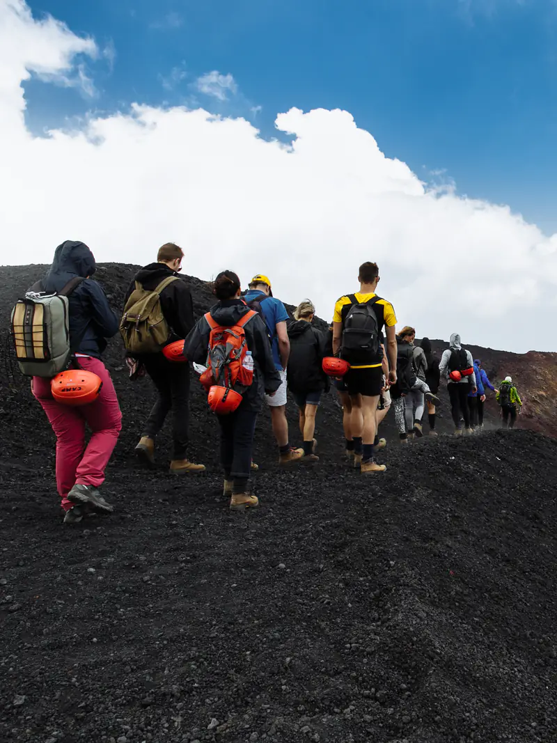 Escursionisti sul crinale di sabbia vulcanica dell'Etna